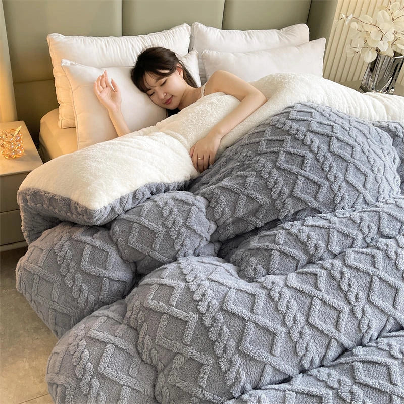 Vrouw ligt op bed onder een dikke grijze deken