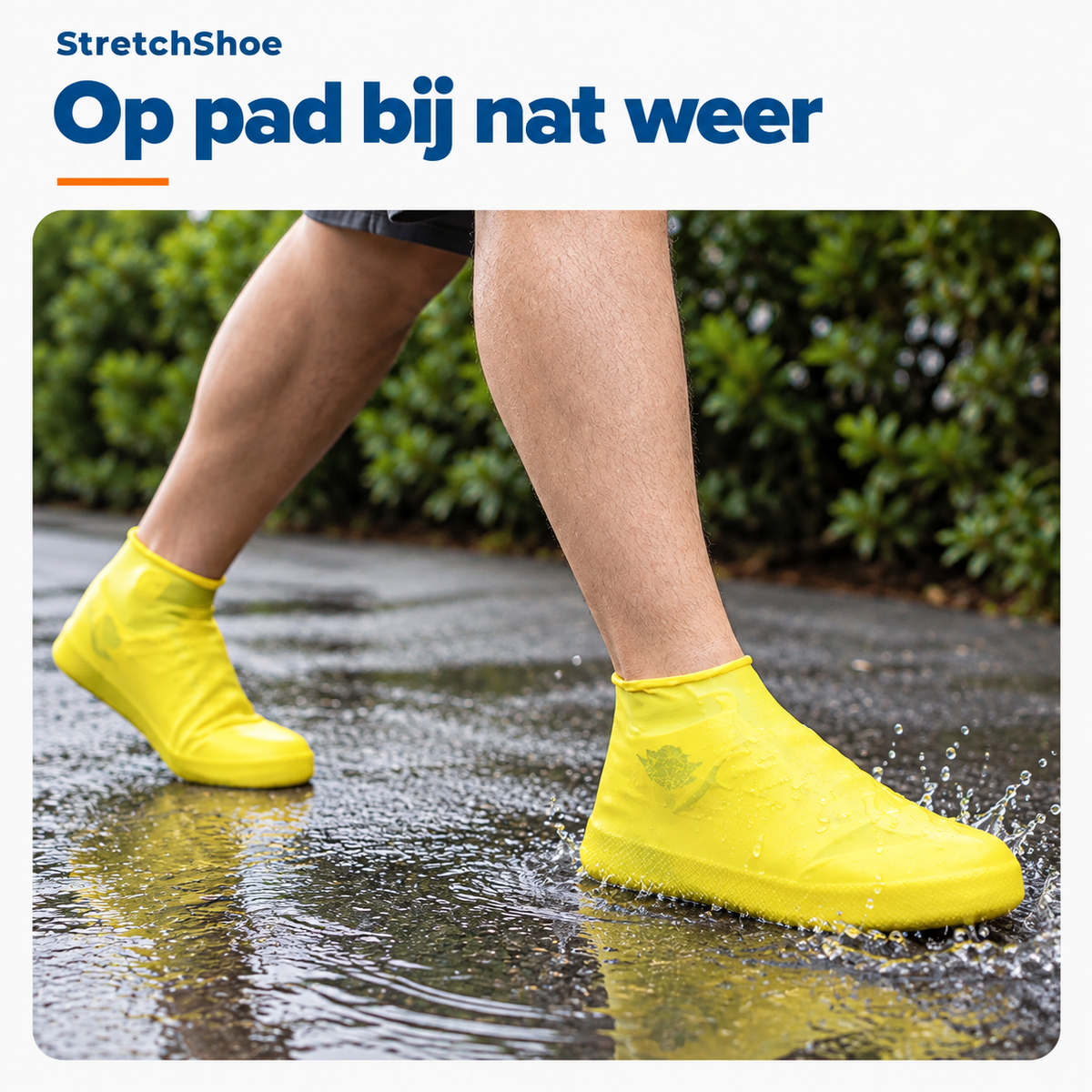 Gele overschoenen over sneakers op een natte straat met plassen