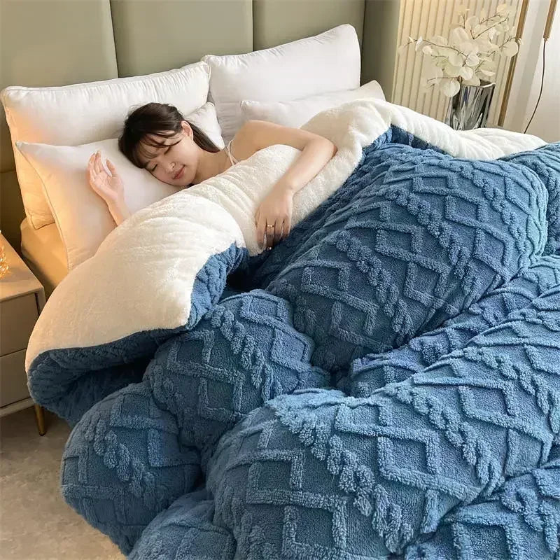 Vrouw ligt in bed onder een dikke beige deken
