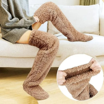 Vrouw op bed met lange fleece warmtekousen