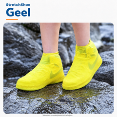 Gele StretchShoe overschoenen op natte rotsen
