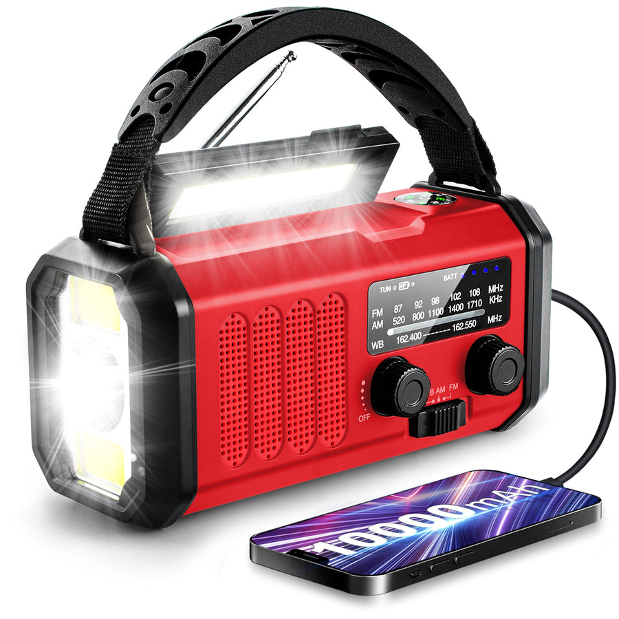 Rode noodradio met zaklamp laadt een smartphone op