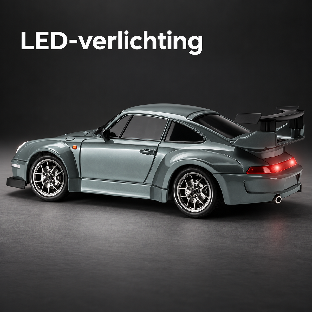 Achteraanzicht van de DriftRacer in Silver met rode LED-verlichting.