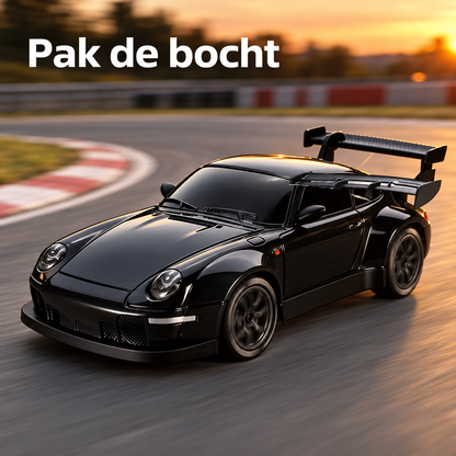 Zwarte DriftRacer in een bocht op een miniatuurcircuit bij warm avondlicht.