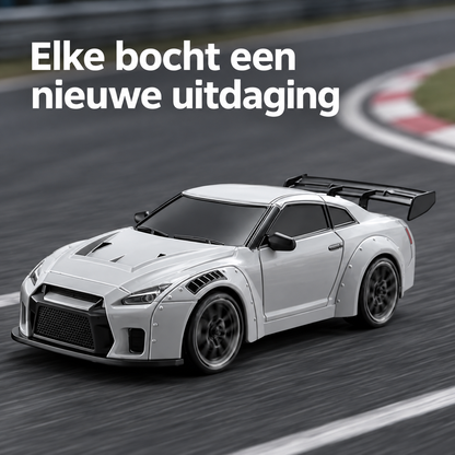 Grijze DriftRacer met hoekige carrosserie in actie op een glad miniatuurcircuit.