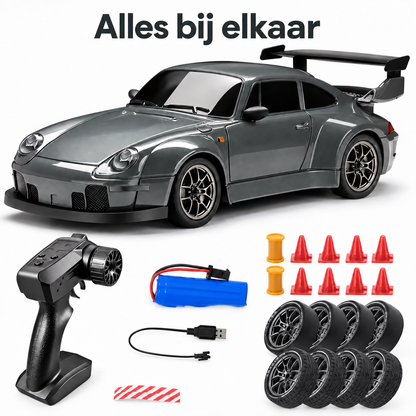 DriftRacer in Silver met afstandsbediening, accu, USB-laadkabel, race- en driftbanden en parcoursonderdelen.