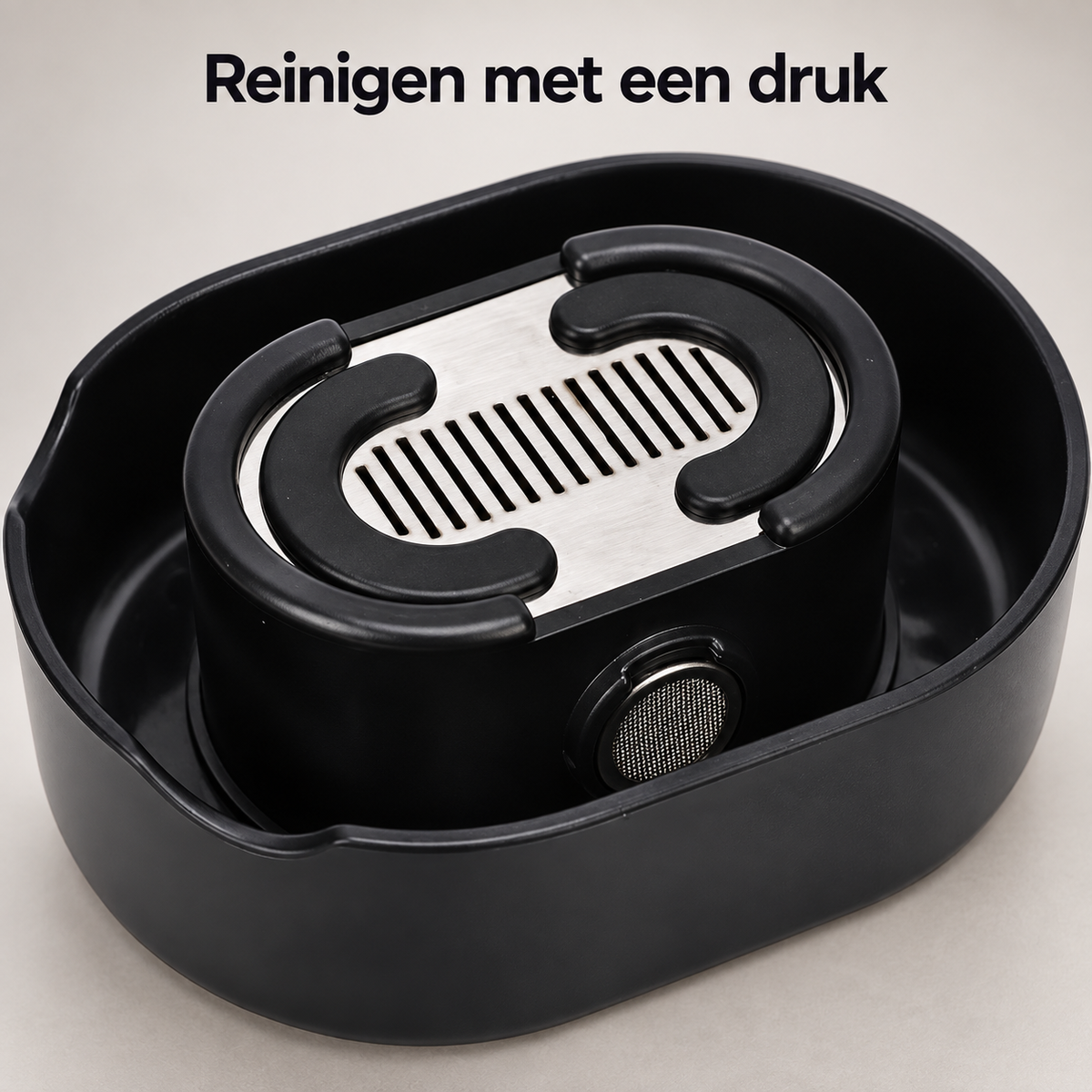 Detail van de drukpomp en het filter van de zwarte Rinzo